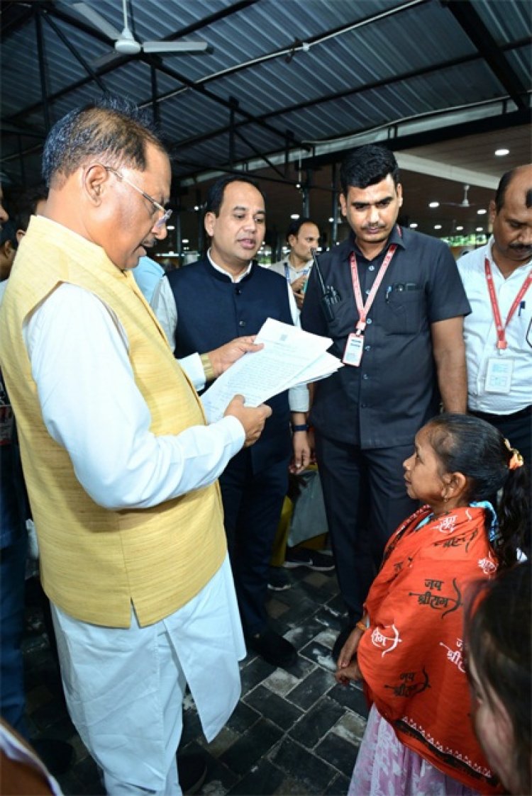 जनदर्शन : 45 वर्षीया दुर्गेश नंदिनी राठौर रायगढ़ जिला खरसिया विकासखंड घघरा ग्राम पंचायत निवासी हैं, जो बौनेपन से ग्रसित हैं...