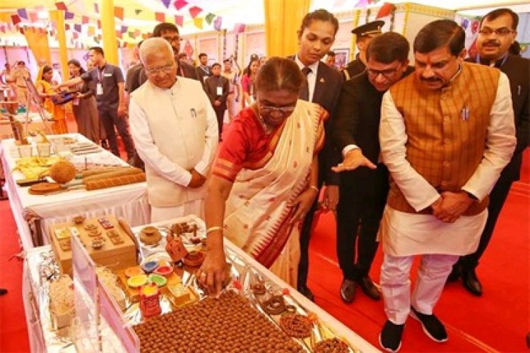 राष्ट्रपति मुर्मु ने स्वच्छता ही सेवा अभियान की प्रदर्शनी का अवलोकन किया