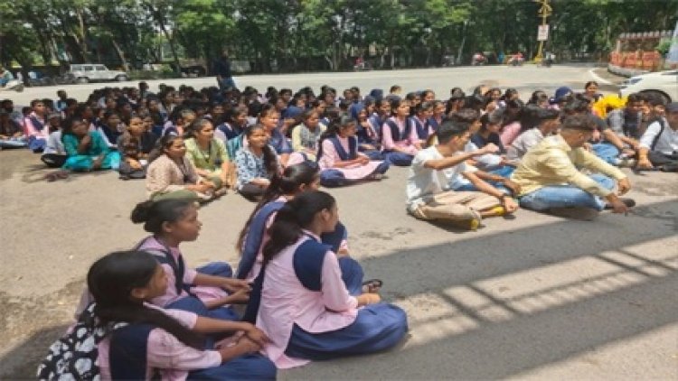 कलेक्ट्रेट परिसर के बाहर विरोध में छात्र छात्राओं ने किया प्रदर्शन