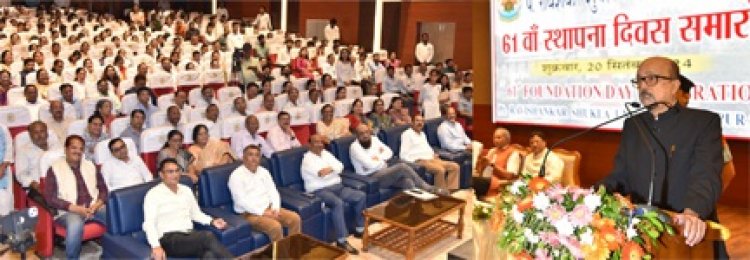 विश्वविद्यालय को गौरव दिलाने कड़ी मेहनत करें - राज्यपाल रमेन डेका