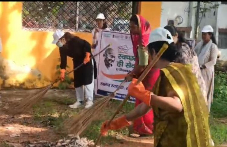 कलेक्टर ने सफाई कर स्वच्छता अभियान का किया शुभारंभ, दिलाई शपथ