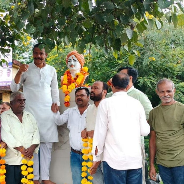 भेल श्रमिकों द्वारा शहीद भगत सिंह की प्रतिमा पर माल्यार्पण:गुप्ता ने कहा-भगत सिंह के विचारों को जीवन का मूल मंत्र बनाएं युवा