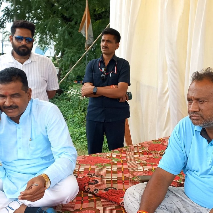 पांचवें दिन भी भूख हड़ताल पर बैठा रहा युवक:विधायक मण्डलोई पहुंचे मिलने, कहा- विधानसभा में उठाएंगे भ्रष्टाचार का मुद्दा