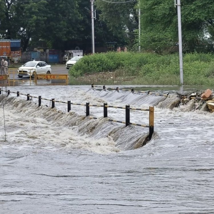मानसून की अंतिम बारिश का प्रहार:आम जनजीवन हुआ प्रभावित, बारिश से सोयाबीन की फसल भी हो रही खराब