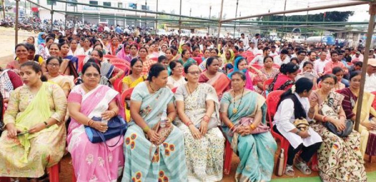 कर्मचारी अधिकारी फेडरेशन ने दिया धरना