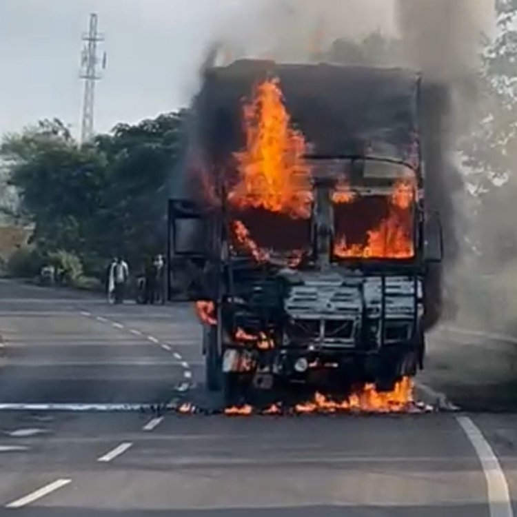 चलती ट्रक में लगी आग:राष्ट्रीय मार्ग 44 मड़ई घाट की घटना; चालक परिचालक ने कूदकर बचाई जान