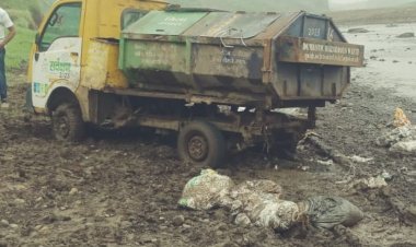 ताप्ती नदी के किनारे डंप किया कचरा:बोहरडा ट्रेचिंग ग्राउंड पर ले जाना था, नगर निगम आयुक्त ने किया विजिट, वाहन चालक निलंबित