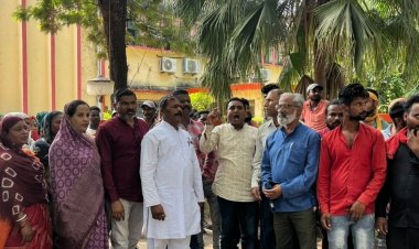 आउट सोर्स कर्मचारियों को हटाने के निर्णय का विरोध:कांग्रेस पार्षदों ने नगर निगम में कर्मचारियों के साथ किया प्रदर्शन, वापस रखने की मांग