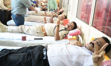 जिला अस्पताल में लगा रक्तदान शिविर:अधिकारियों ने बढ़-चढ़कर किया ब्लड डोनेट, वृद्धजन वार्ड का भी शुभारंभ