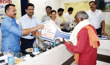 10 पहाड़ी कोरवा हितग्राहियों को प्रधानमंत्री आवास की सौंपी चाबी