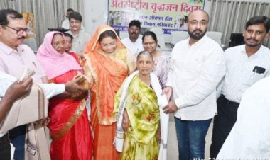 वृद्धजनों का सम्मान, स्टिक व श्रवण यंत्र का वितरण