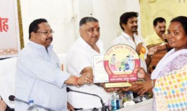 अंबिकापुर-लुण्ड्रा विधायक के हाथों विजेता पुरस्कृत