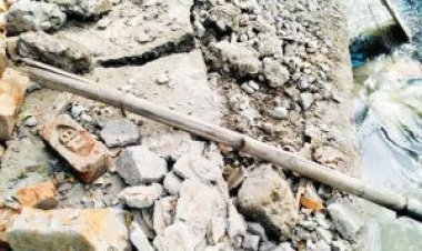 नाला पर बने स्लैब को निगम की उडऩदस्ता टीम ने तोड़ा, रोष