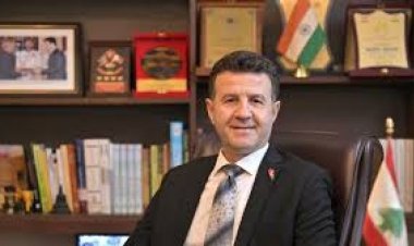 करण जौहर ने अपने एयरपोर्ट लुक से सभी काे चौंकाया