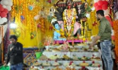 सप्तमी के अवसर पर लगाया 56 भोग:दर्शन करने उमड़ी भक्तों की भीड़, 51 बातियों से मां काली की हुई महाआरती
