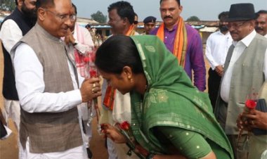 मुख्यमंत्री श्री विष्णु देव साय सर्व आदिवासी समाज के जिला स्तरीय कर्मा महोत्सव में शामिल होने सूरजपुर जिले के सिलौटा पहुंचे