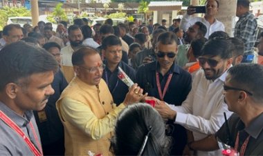 मुख्यमंत्री श्री विष्णु देव साय का जगदलपुर एयरपोर्ट पहुंचने पर किया गया आत्मीय स्वागत