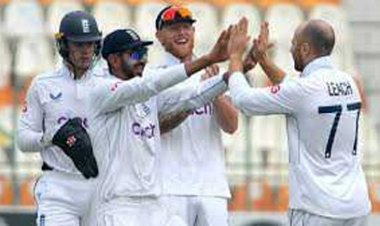 इंग्लैंड ने टेस्ट मैच के दूसरे दिन पाकिस्तान को 366 पर समेटा