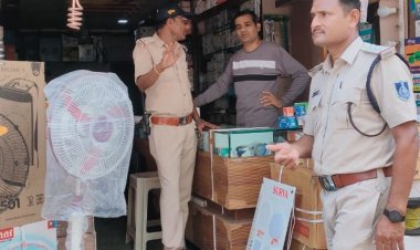 यातायात पुलिस की दुकानदारों को हिदायत:नियमों का पालन करें, प्रतिष्ठानों में लगवाएं सीसीटीवी, ओटलों के नीचे न रखें सामग्री