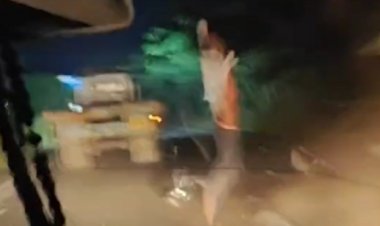 छिंदवाडा में सड़क हादसे का VIDEO:सिहोरामाल के पास बाइक को सामने से आ रही बस ने मारी टक्कर; युवक गंभीर घायल