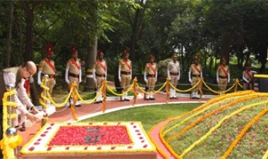 राज्यपाल श्री डेका ने राजीव स्मृति वन में शहीद वाटिका पहुंचकर शहीदों को श्रद्धांजलि दी