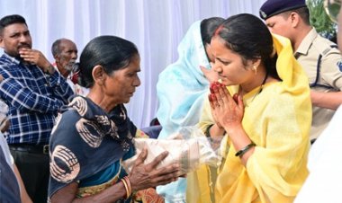 मंत्री श्रीमती लक्ष्मी राजवाड़े ने सिलफिली स्थित दसवीं बटालियन पहुंचकर शहीदों को श्रद्धांजलि दी