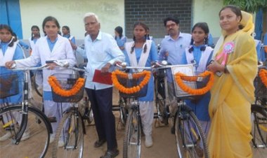 मंत्री श्रीमती लक्ष्मी राजवाड़े ने छात्राओं को बांटी साइकिल