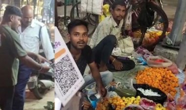 सिपाही ने वसूल के लिए सड़क किनारे दुकान लगाने वालों के स्केनर का उपयोग किया