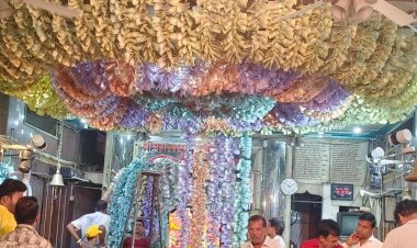 महालक्ष्मी मंदिर में नोटों के साथ आ रही विदेशी मुद्रा:सजावट के लिए आए 70 लाख रुपए के नोट, मंदिर को रोशनी से सजाया