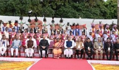 राष्ट्रपति द्रौपदी मुर्मु ने छत्तीसगढ के आदिवासियों के साथ लिया सामुहिक छायाचित्र
