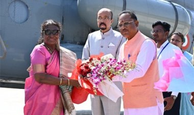 राष्ट्रपति श्रीमती द्रौपदी मुर्मु का भिलाई हेलीपैड पर आत्मीय स्वागत