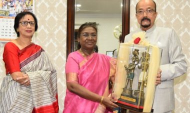 राष्ट्रपति श्रीमती मुर्मु को राज्यपाल श्री डेका ने स्मृति चिन्ह किये भेंट