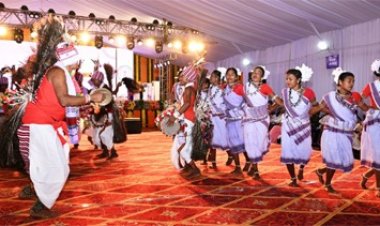 राष्ट्रपति श्रीमती द्रौपदी मुर्मु के समक्ष आदिवासियों ने पारंपरिक वेशभूषा में प्रसिद्ध लोकनृत्य का किया प्रदर्शन