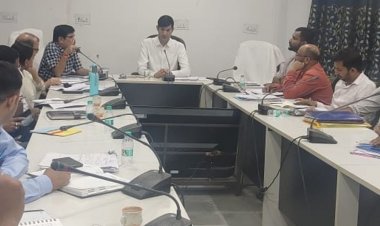 निवाड़ी में राजस्व विभाग की बैठक:कलेक्टर ने लंबित मामलों की समीक्षा की, जल्द समाधान करने के निर्देश