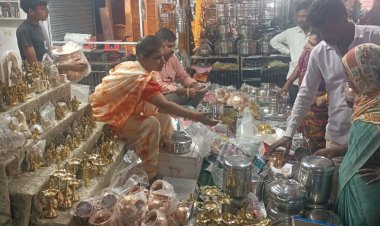 धनतेरस पर लोगों ने देर रात तक की खरीदारी:तांबे और पीतल के बर्तनों की हुई बिक्री, 600 से ज्यादा टू-व्हीलर बिकी