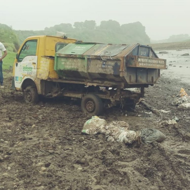 ताप्ती नदी के किनारे डंप किया कचरा:बोहरडा ट्रेचिंग ग्राउंड पर ले जाना था, नगर निगम आयुक्त ने किया विजिट, वाहन चालक निलंबित