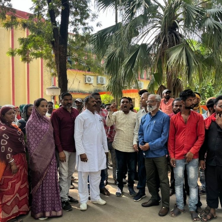 आउट सोर्स कर्मचारियों को हटाने के निर्णय का विरोध:कांग्रेस पार्षदों ने नगर निगम में कर्मचारियों के साथ किया प्रदर्शन, वापस रखने की मांग