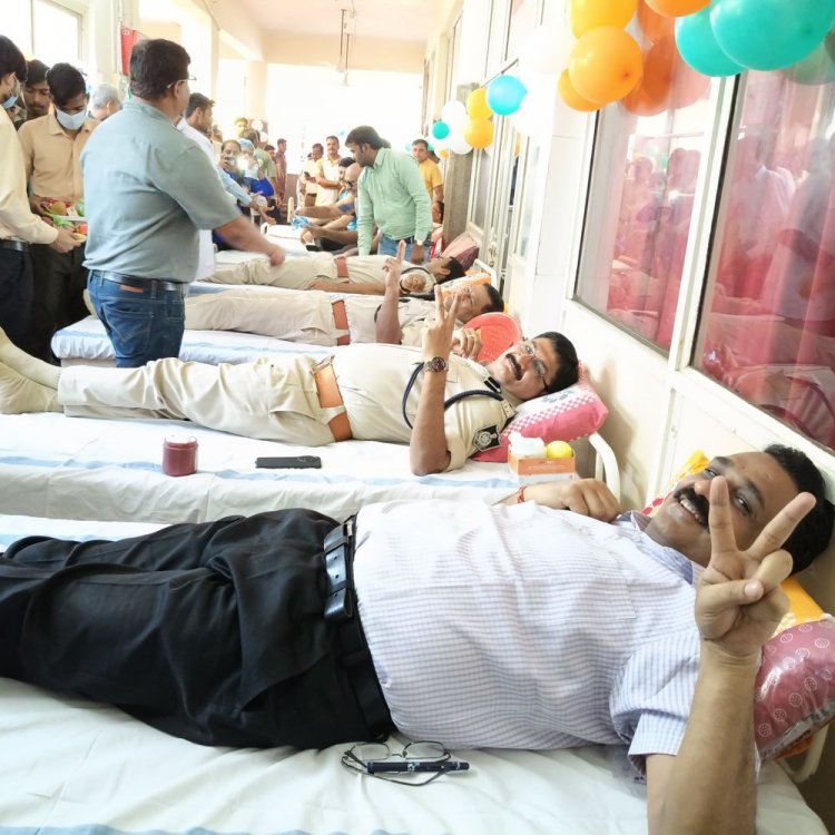 जिला अस्पताल में लगा रक्तदान शिविर:अधिकारियों ने बढ़-चढ़कर किया ब्लड डोनेट, वृद्धजन वार्ड का भी शुभारंभ