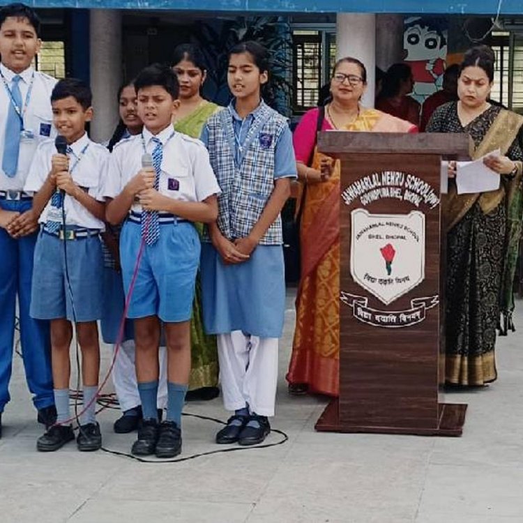 जवाहरलाल नेहरू स्कूल भेल के प्राइमरी विंग में गांधी जयंती:केजी के छात्रों ने गांधी जी और लाल बहादुर शास्त्री की वेशभूषा में दी प्रस्तुति