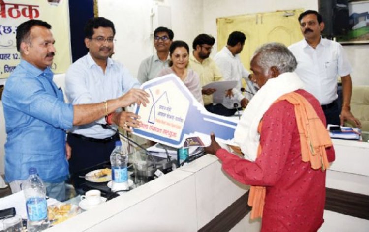 10 पहाड़ी कोरवा हितग्राहियों को प्रधानमंत्री आवास की सौंपी चाबी