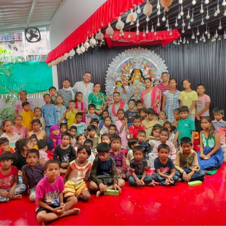 हेषेल दुर्गाबाड़ी में कला-संगीत के साथ देवी का स्वागत:पद्मश्री गोंड चित्र कलाकार दुर्गा बाई व्याम ने उत्सव का उद्घाटन चित्रकला से किया