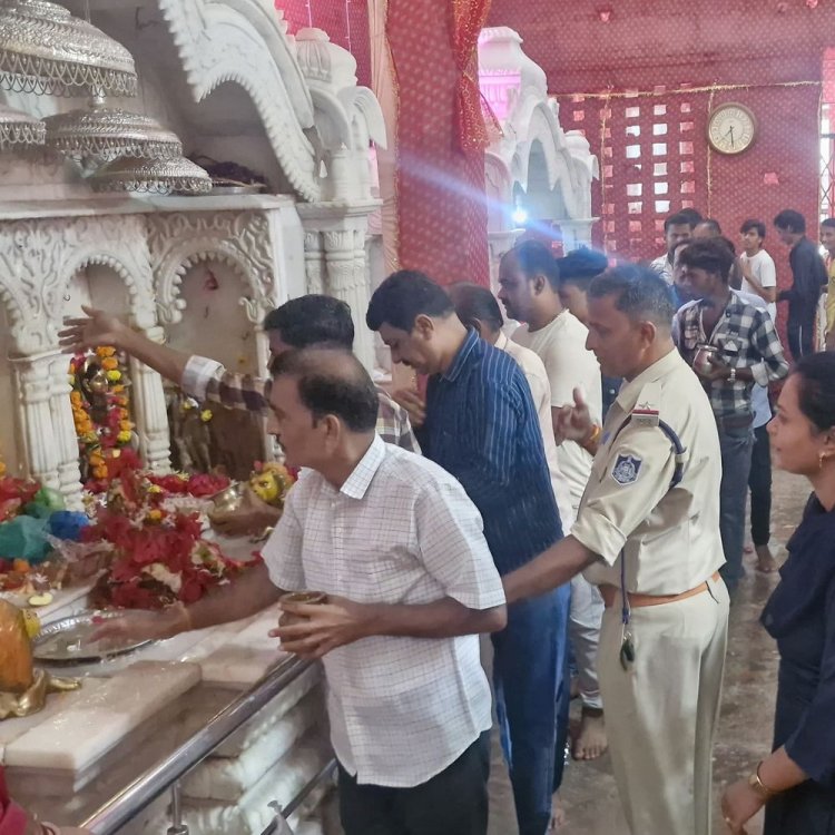 मां के दरबार में उमड़ा भक्तों का सैलाब:नवरात्र पर्व के शुभारंभ पर दमोह के प्रमुख बड़ी देवी मंदिर में अखंड कीर्तन शुरू