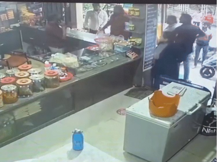 इंदौर में डबल मर्डर के आरोपी ने किया हमला:नमकीन व्यापारी को दुकान में घुसकर पीटा, CCTV आया सामने