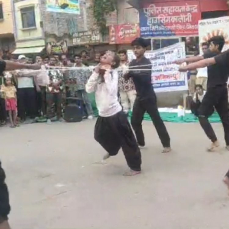 बालिका अपराध पर नुक्कड़ नाटक हुआ:इंसानियत ग्रुप के कलाकारों ने दी प्रस्तुति, पुलिस ने चलाया अभिमन्यु अभियान