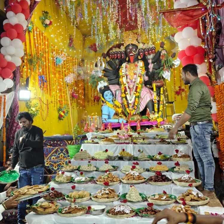 सप्तमी के अवसर पर लगाया 56 भोग:दर्शन करने उमड़ी भक्तों की भीड़, 51 बातियों से मां काली की हुई महाआरती