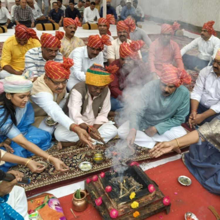 गुना विजयादशमी पर विधायक ने किया शस्त्र पूजन:कलेक्टर-एसपी ने जिलेवासियों को दी शुभकामनाएं; पुलिस वाहनों की उतारी आरती