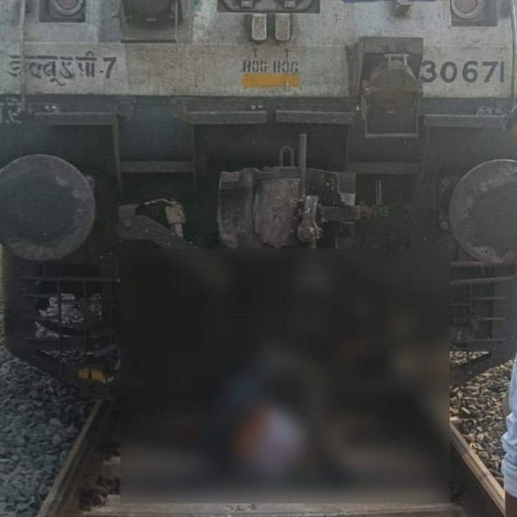 कुल्हार में राज्यरानी एक्सप्रेस से 2 चाबी मैन कटे:इंजन में फसे शव, दो घंटे से केवटन ब्रिज पर खड़ी ट्रेन