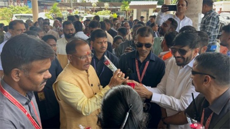 मुख्यमंत्री श्री विष्णु देव साय का जगदलपुर एयरपोर्ट पहुंचने पर किया गया आत्मीय स्वागत