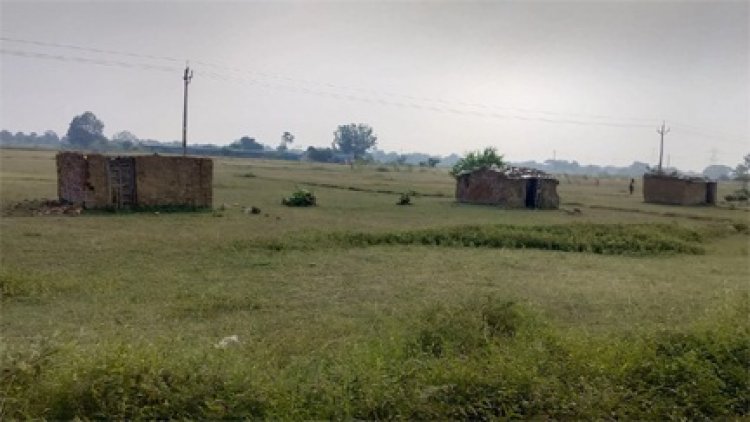 खेल मैदान पर आपस में मिलकर कर लिया कब्ज़ा, खिलाड़ियों को नहीं मिल रही जगह