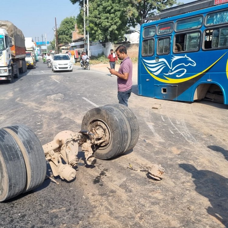 मुरैना में बस की कमानी टूटी:पीछे के चारों पहिए हुए अलग, चालक की मौके पर मौत